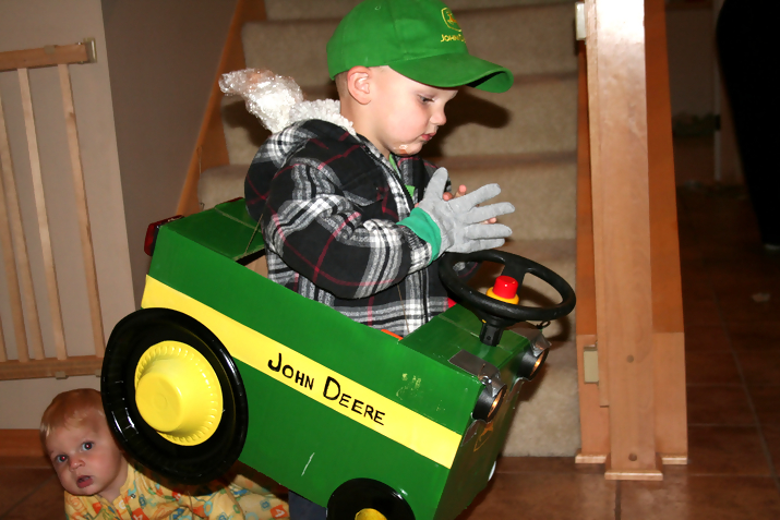 john deere kid2 John Deere Tractors and the Children Who Love Them (25 pics)