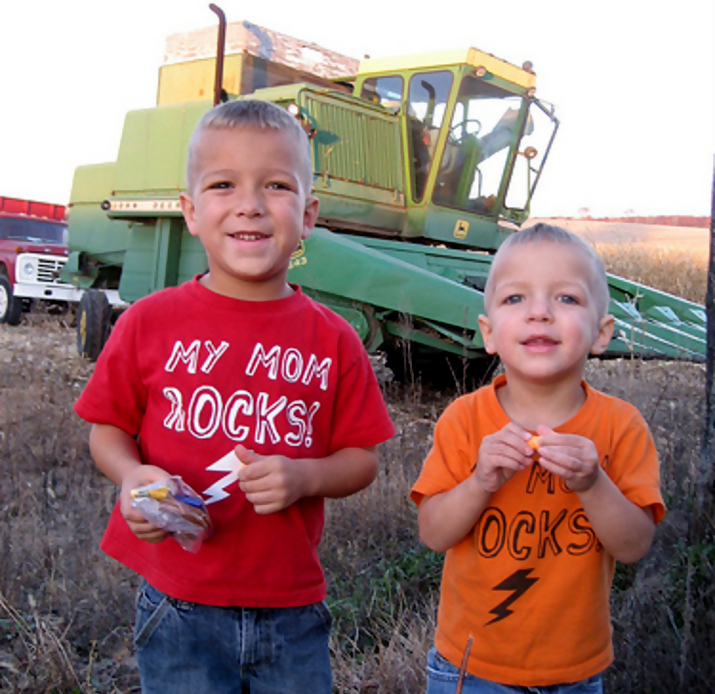 john deere kid8 John Deere Tractors and the Children Who Love Them (25 pics)